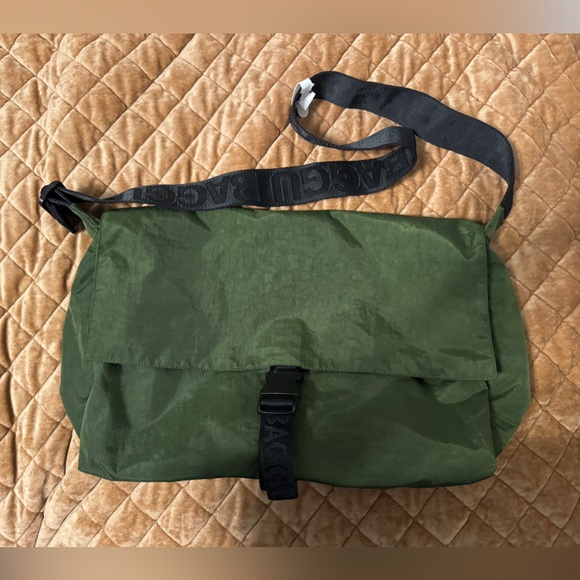 BAGGU Bay Laurel Sport Nylon Messenger Bag - Picture 1 of 8